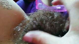 Amaitéarach chailín le hairy pussy masturbates os comhair scáthán