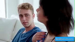 ǜ�见这个可爱的青少年的黑发女吸巨大的鸡鸡让她婊子的手指的深处