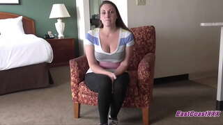 Mór Gcioch MILF sucks agus fucks dhá guys i trialach