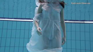 Подводен свят на голи красавици