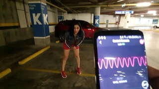 Uzbuđena djevojka prstima joj maca na parkiralištu trgovačkog centra