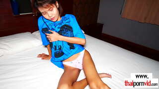 Brineta, mršava amater azijska bargirl jahanje na evropska kurac