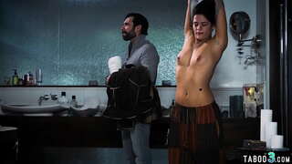 Busty teen fucked zhruba o úchyl lendlord výměny zdarma pokoj