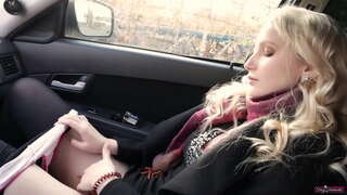 Студентот девојка вика гласно како таа cums по мастурбираат пичката.