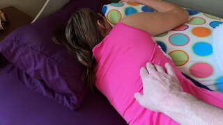 Le père obtient sa belle-fille dans la matinée avec son énorme bite