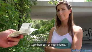 Seks w parku z pierwszej osoby z cute europejskiej fanem