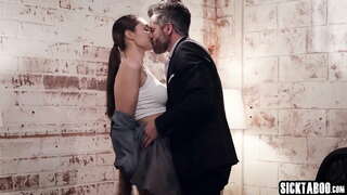 MILF Sexy Bella Rolland consiguió la follan tan duro y profundo y le ha gustado mucho