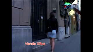 Brunetka krásy Sarah Modrá s prírodnými kozy jazdy penis vo všetkých polohách