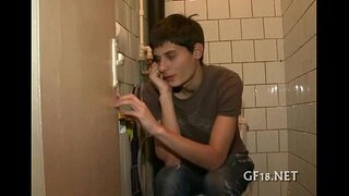 لڑکا بیٹھتا ہے اور stares