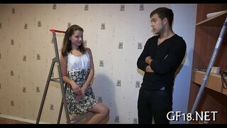 Lad седи и зјапа