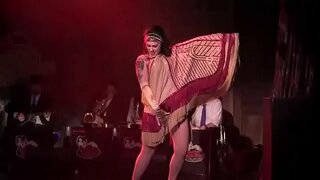 Dannie Dizel aka Danielle Colby obavlja sa Bustout Burleska New Orleans