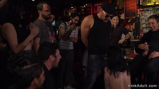 Euro brunette daor i roinnt barra a rinneadh chun licking agus sucking coileach