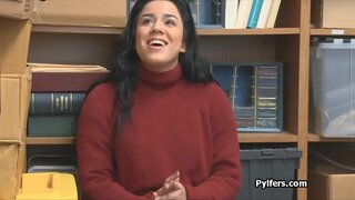 Curvy Latina thief busted agus fucked ag horny garda