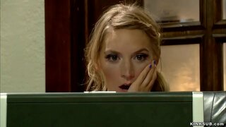 Гвардия блондинка Мона Уэйлс тапкан интернетте порнофильм со өзүнүн өгөй энеси Симоной Соней, андан кийин выпорола жана анально трахнула аны бондаже жалал-төшөнчүсү