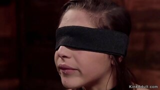Аймактык рабыня брюнетка менен завязанными глазами Абелла Дэнджер сосет мүчөсү хозяину Биллу Бейли, андан кийин ал коомдук тартип одоно бузулуп трахает аны манжалар менен анал жана связывает Аймактык рабыня брюнетка менен завязанными глазами Абелла Дэнджер сосет мүчөсү хозяину Биллу Бейли, андан кийин ал коомдук тартип одоно бузулуп трахает аны манжалар менен анал жана связывает