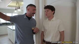 Малка Негърка Шанел Скай Се Занимава С Анален Секс С Големи Бели Членове